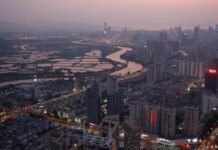 香江两岸不同体制下的生活