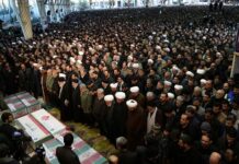 伊朗百万民众为苏莱曼尼送行 最高精神领袖面对6棺祈祷