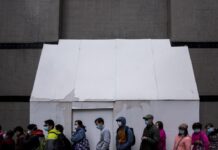 坐輪椅、睡紙皮、紮帳篷,他們大街上排隊12小時買口罩