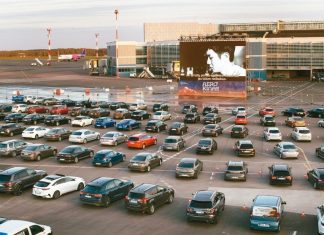 防疫禁飛令催生 立陶宛機場變身露天汽車電影院