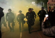 美国拆像运动方兴未艾,国父华盛顿雕像也被拆除