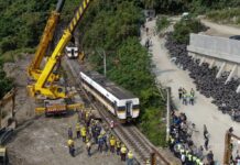 台湾降半旗悼念太鲁阁号火车事故中的罹难者