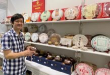 名家題字的十二生肖宜興紫砂壺與百年普洱茶亮相香港國際茶博會