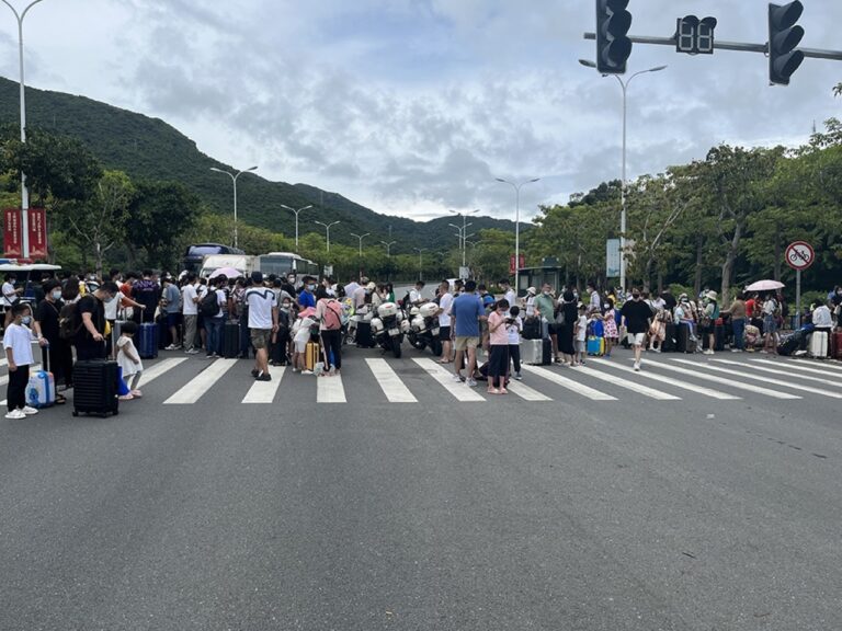 海南三亞實行臨時性全域靜態管理 約八萬旅客滯留 飛機票暴漲10多倍搶不到