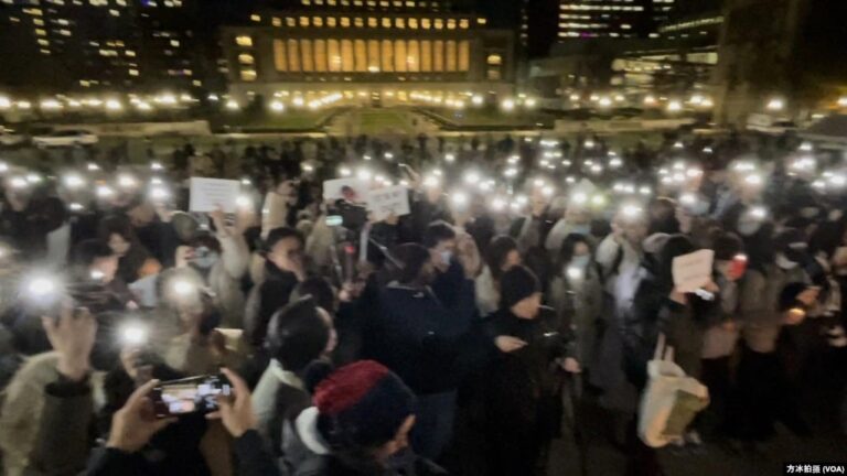 中國留學生在紐約哥大舉行大型集會聲援，白宮：支持和平示威　密切關注中國情況