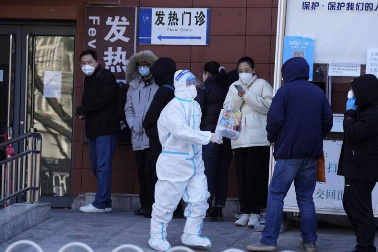 告別「清零」：中國發燒門診大排長龍 官方公佈疫情與民間感知大相徑庭