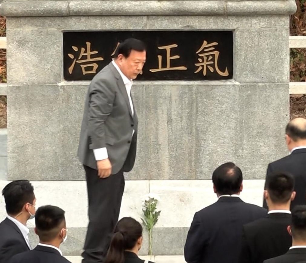 夏寶龍向烏蛟騰抗日英烈紀念碑獻花　晚上出席鄉議局晚宴