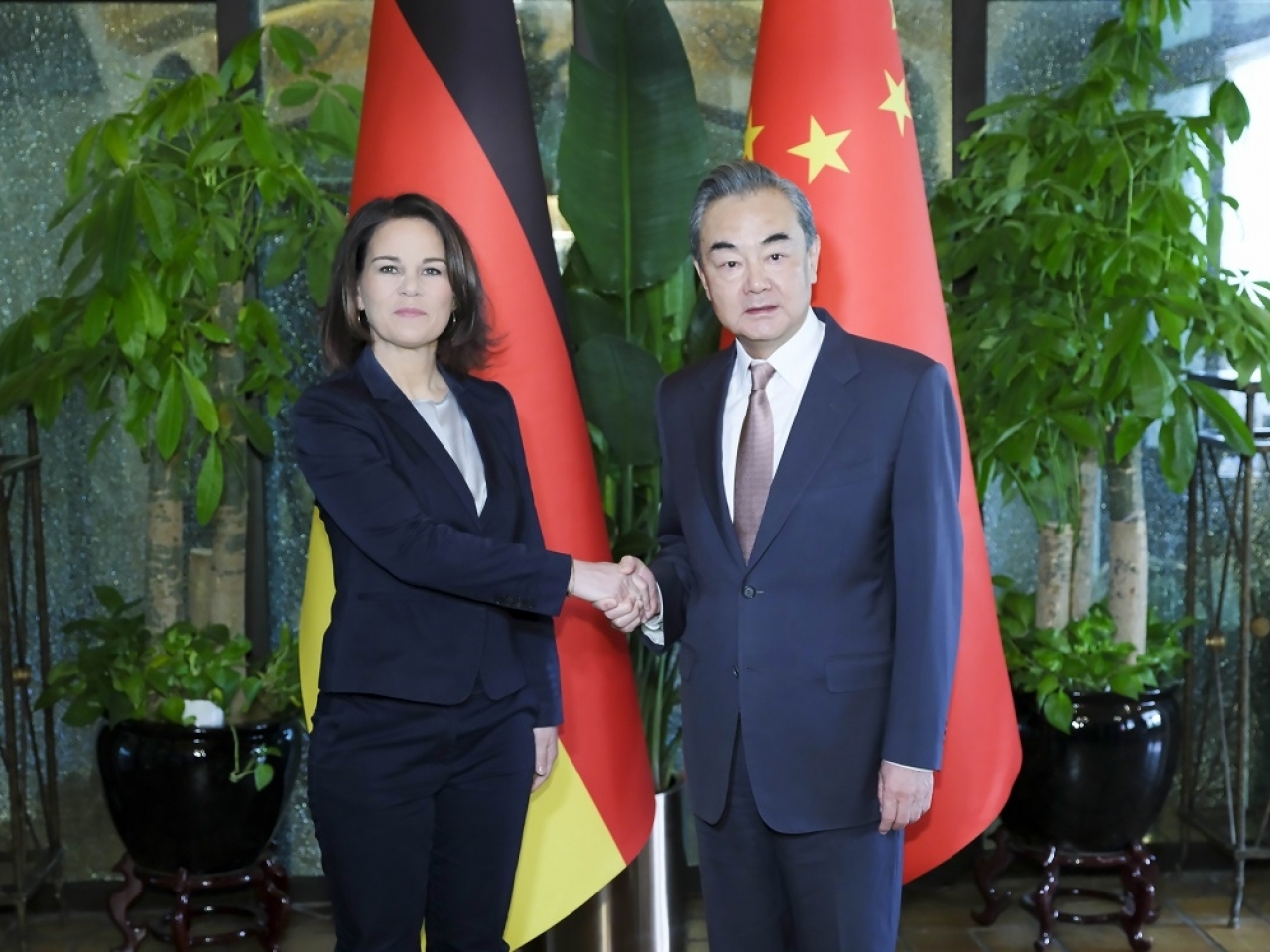 王毅在北京會見貝爾伯克 德中外長記者會公開交鋒