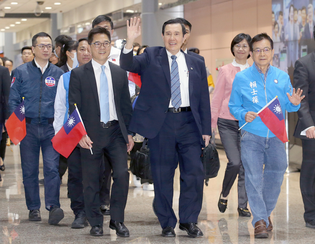 馬英九訪陸行程結束返台 國台辦副主任潘賢掌等人送機 馬英九返台談話: 我們都是炎黃子孫同屬中華民國