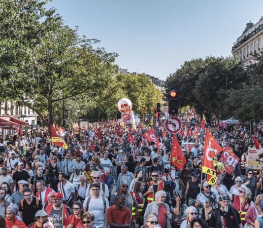 法国数十万人走上街头抗议紧缩政策 逾三百人被捕,总理称继续与各界协商