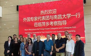 為了解中國低碳農業生物技術產業的發展  外國專家對江西萍鄉固碳微藻高值化利用示範基地進行了考察