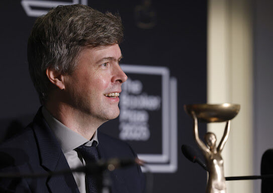 极简笔触照见人性:与布克奖得主David Szalay交流 他一分多钟揭示生命与文学的无穷奥秘