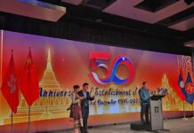 千裏赴約賦詩寄情 中老共慶半世紀友誼芬芳——老撾國慶五十周年慶典在港隆重舉行,中華時報傳媒集團主席曾曉輝即席賦詩寄祝福