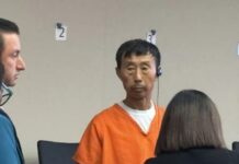 在美警察面前行刑式枪杀案中的被捕嫌疑人首次出庭拒不认罪 源于重大的商业和债务纠纷