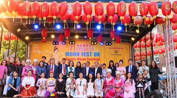 2026英国伦敦中秋庆典隆重举行 华埠中心广场喜气洋洋庆团圆