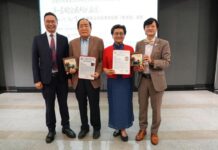 八秩星儒渡海来,纹枰旧契耀香江——记何香涛教授专程莅港领奖雅事